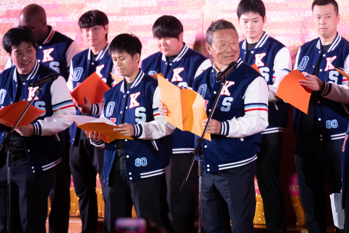 'OKIS 개교 80주년 기념 한마당 대축제'에서 최윤 이사장(앞줄 우측 끝)과 교사들이 축하공연을 준비하고 있다./사진제공=OK금융그룹