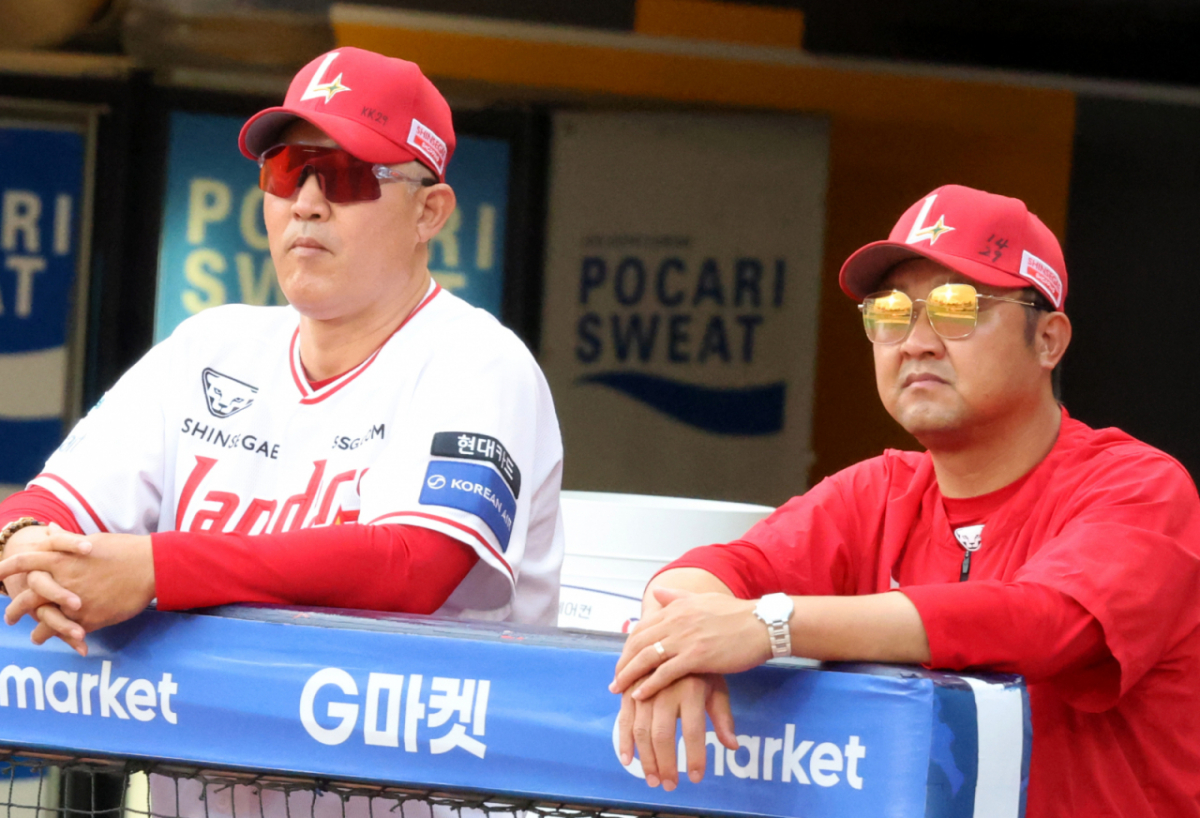 이숭용 SSG 랜더스 감독(왼쪽)이 8월 13일 경헌호 코치와 함께 롯데 자이언츠와 홈경기에 선발 등판한 타케다 쇼타의 투구를 지켜보고 있다. /사진=강영조 선임기자