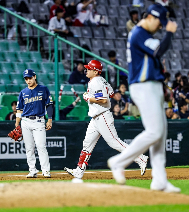 SSG 랜더스 전의산(가운데)이  7일 인천 SSG랜더스필드에서 열린 NC 다이노스와 2026 신한 SOL KBO리그 홈경기에서 3회말 선제 스리런 홈런을 날리고 베이스를 돌고 있다. /사진=SSG 랜더스 제공