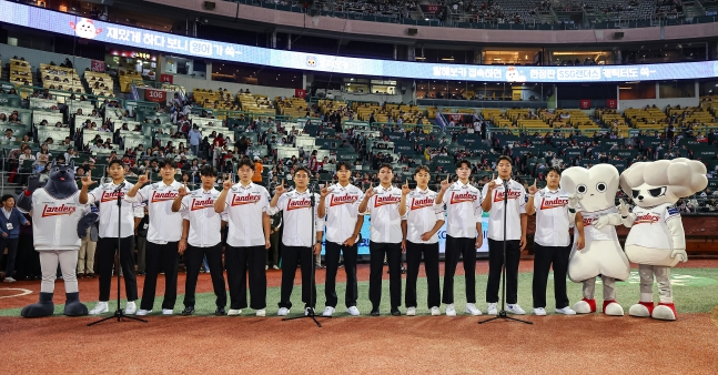 SSG 랜더스 신인 선수들이 7일 인천 SSG랜더스필드에서 열린 NC 다이노스와 2026 신한 SOL KBO리그 홈경기를 앞두고 기념 행사에서 포즈를 취하고 있다. /사진=SSG 랜더스 제공