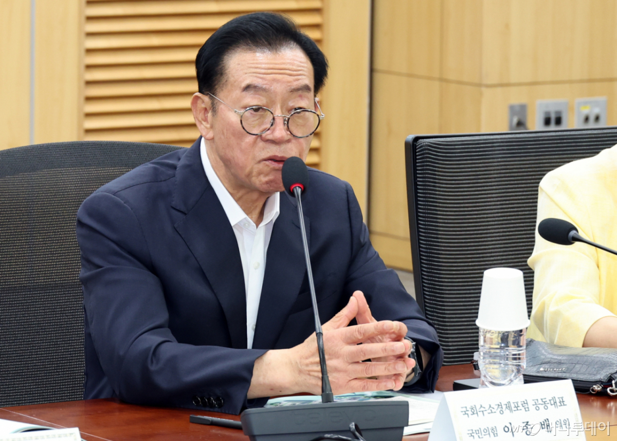 [서울=뉴시스] 최진석 기자 = 국회수소경제포럼 공동대표인 이종배 국민의힘 의원이 6일 여의도 국회의원회관에서 청정수소 시장의 선순환, 공급과 수요를 어떻게 함께 키울 것인가?를 주제로 진행된 국회수소경제포럼 간담회에서 발언하고 있다. 2026.07.06. myjs@newsis.com /사진=최진석