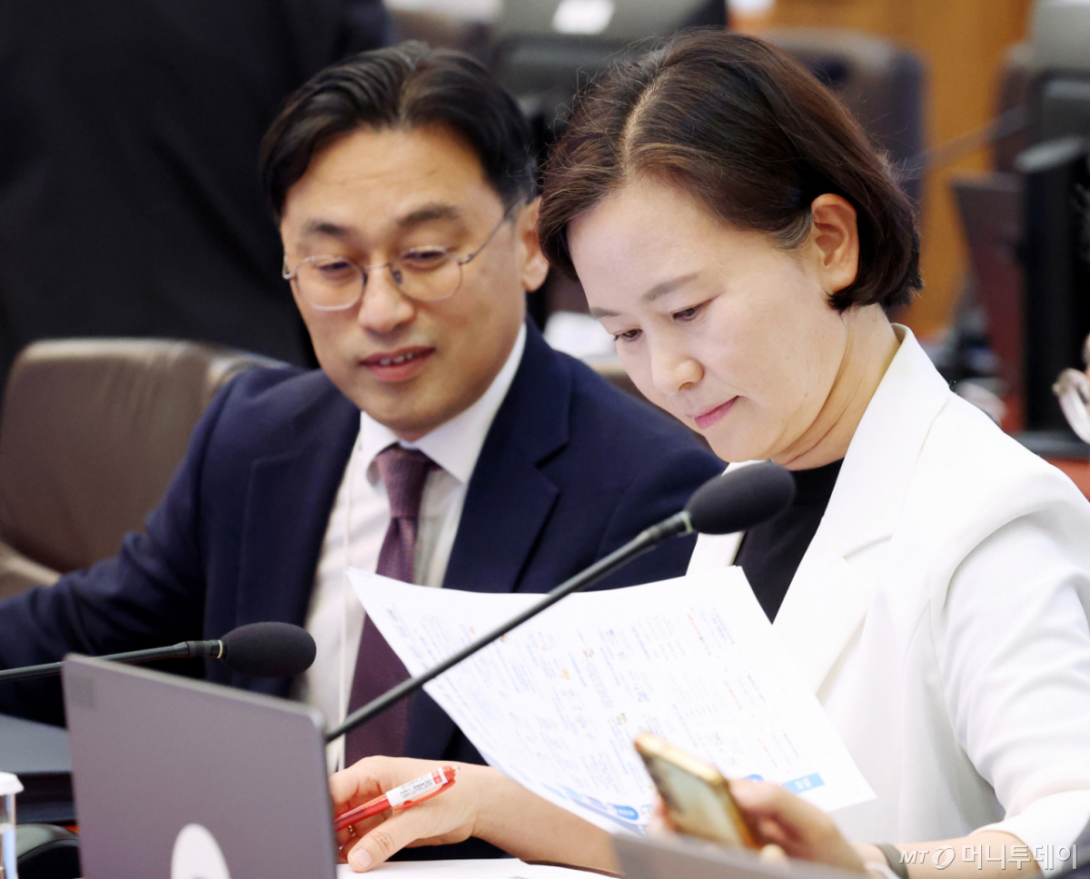 [서울=뉴시스] 조성봉 기자 = 이해민 AI미래기획수석이 3일 청와대에서 열린 수석보좌관회의에서 자료를 확인하고 있다. 왼쪽은 이원주 국가전략투자보좌관. 2026.09.03. suncho21@newsis.com /사진=김진아