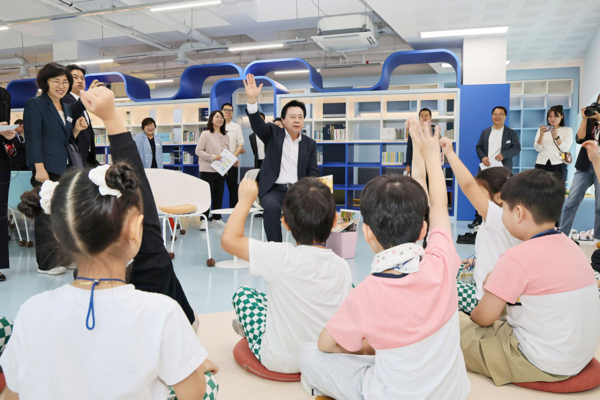 강기윤 창원특례시장(가운데)이 진해아트홀 및 진해아트홀 도서관 개관 기념식에서 대화하고 있다./사진제공=창원특례시