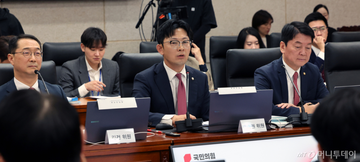 [서울=뉴시스] 박주성 기자 = 국민의힘 박충권 의원이 7일 오전 서울 남북회담본부에서 열린 통일부, 북한이탈주민지원재단, 남북교류협력지원협회, 민주평화통일자문회의사무처 국정감사에서 발언을 하고 있다. 2026.10.07.