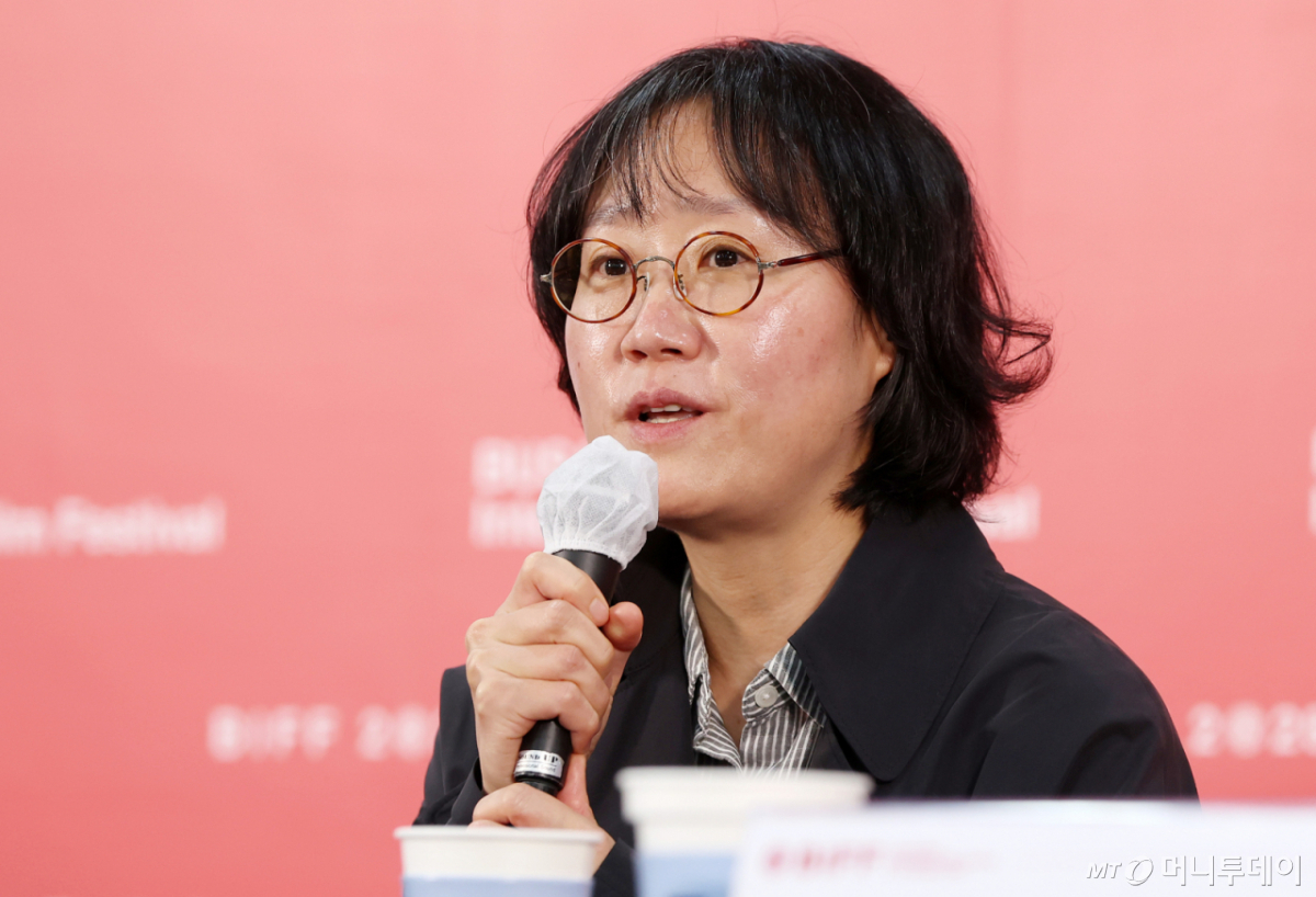 정주리 감독이 7일 부산광역시 해운대구 영화의전당 비프힐에서 진행된 경쟁 심사위원 기자회견에서 질의응답을 하고 있다./2026.10.07 /사진=머니투데이 사진DB