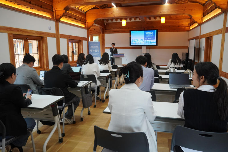 수원시가 관내 대학·학회·연구기관·병원·기업 관계자를 대상으로 '찾아가는 국제회의 유치 설명회'를 열고 있다./사진제공=수원시