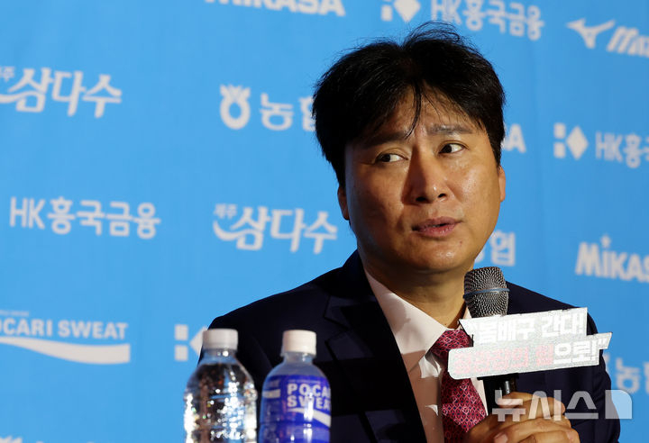 권순찬 감독이 7일 오후 서울 호텔 리베라 청담 베르사이유홀에서 열린 2026~2027시즌 프로배구 여자부 미디어데이에 참석해 질문에 답하고 있다. /사진=뉴시스