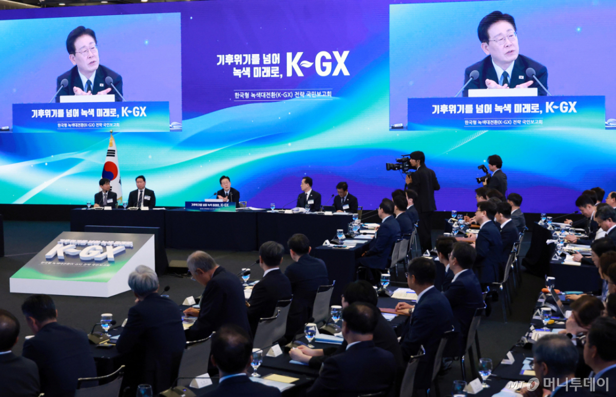 [서울=뉴시스] 김진아 기자 = 이재명 대통령이 7일 서울 시내 한 회의장에서 열린 한국형 녹색대전환(K-GX) 전략 국민보고회에서 토론을 하고 있다. 2026.10.07. bluesoda@newsis.com /사진=류현주