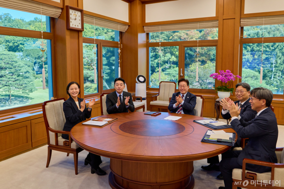 (서울=뉴스1) 허경 기자 = 이재명 대통령이 7일 청와대 집무실에서 강훈식 비서실장 등 참모진들과 누리호 5차 발사 생중계를 시청하고 있다. 왼쪽부터 이해민 AI미래기획수석, 강 비서실장, 이 대통령, 하준경 정책실장, 김성완 대변인. (청와대 제공. 재판매 및 DB 금지) 2026.10.7/뉴스1 Copyright © 뉴스1. All rights reserved. 무단 전재 및 재배포, AI학습 이용 금지. /사진=(서울=뉴스1) 허경 기자