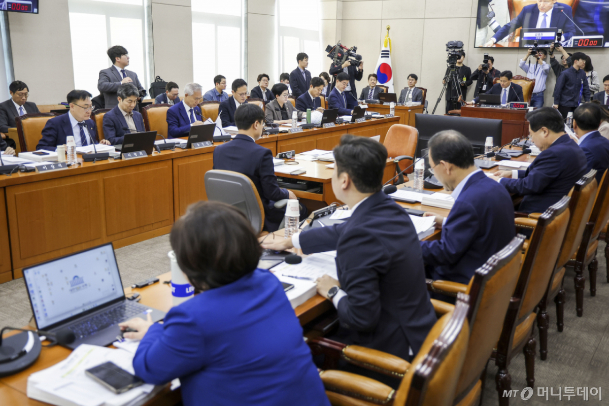 [서울=뉴시스] 정병혁 기자 = 김영진 국회 행정안전위원장이 7일 서울 여의도 국회에서 열린 행정안전위원회 전체회의에서 의사봉을 두드리고 있다. 2026.10.07. jhope@newsis.com /사진=정병혁