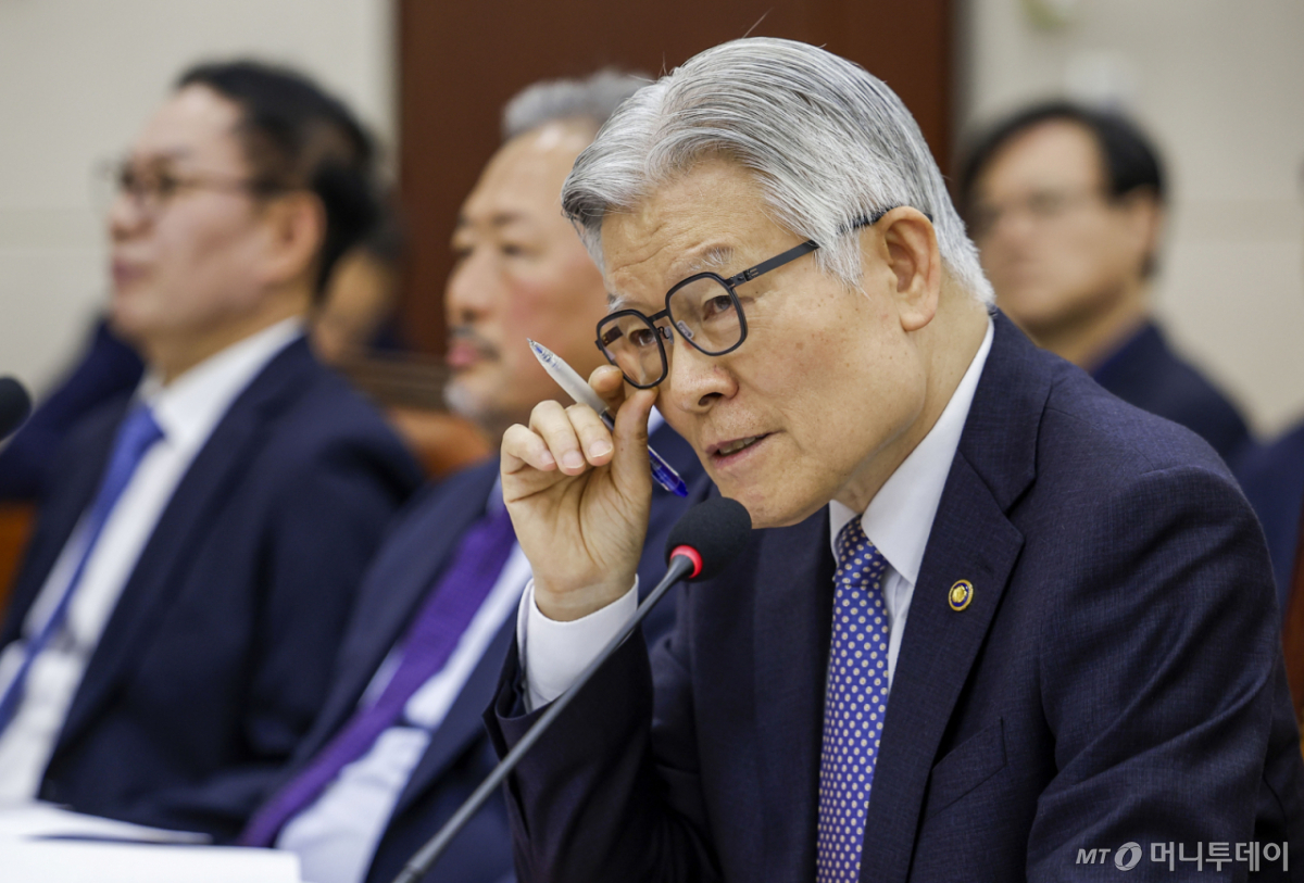 [서울=뉴시스] 정병혁 기자 = 최동석 인사혁신처장이 7일 서울 여의도 국회에서 열린 행정안전위원회의 중앙선관위 등에 대한 국정감사에서 질문에 답하고 있다. 2026.10.07. jhope@newsis.com /사진=정병혁
