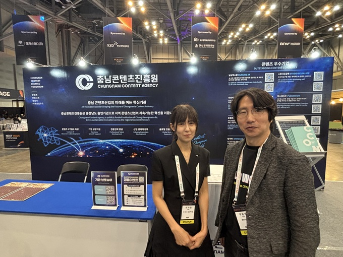 여지영 널싱엑스알 대표(사진 왼쪽)가 'FLY ASIA 2026' 행사장에서 기념사진을 촬영 중이다/사진제공=널싱엑스알