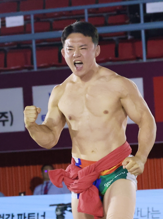 김성하가 7일 충청북도 괴산군 괴산문화체육센터에서 열린 대회 소백장사(72㎏ 이하) 결정전(5판 3선승제)에서 김도현(문경시청)을 3-2로 제압하며 소백장사 타이틀을 거머쥐고 포효하고 있다.