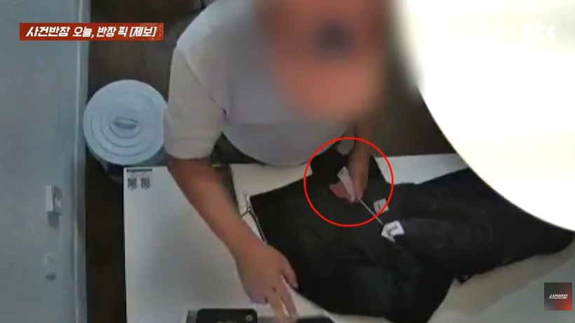 지난 7일 방송된 JTBC '사건반장'에선 무인 옷가게 점주가 당한 절도 피해 사례가 소개됐다. 사진은 11만원이 넘는 재킷을 입은 채 무인 옷가게를 빠져나가면서 봉투값 100원만 결제하는 모습. /사진=JTBC 사건반장 화면 갈무리.
