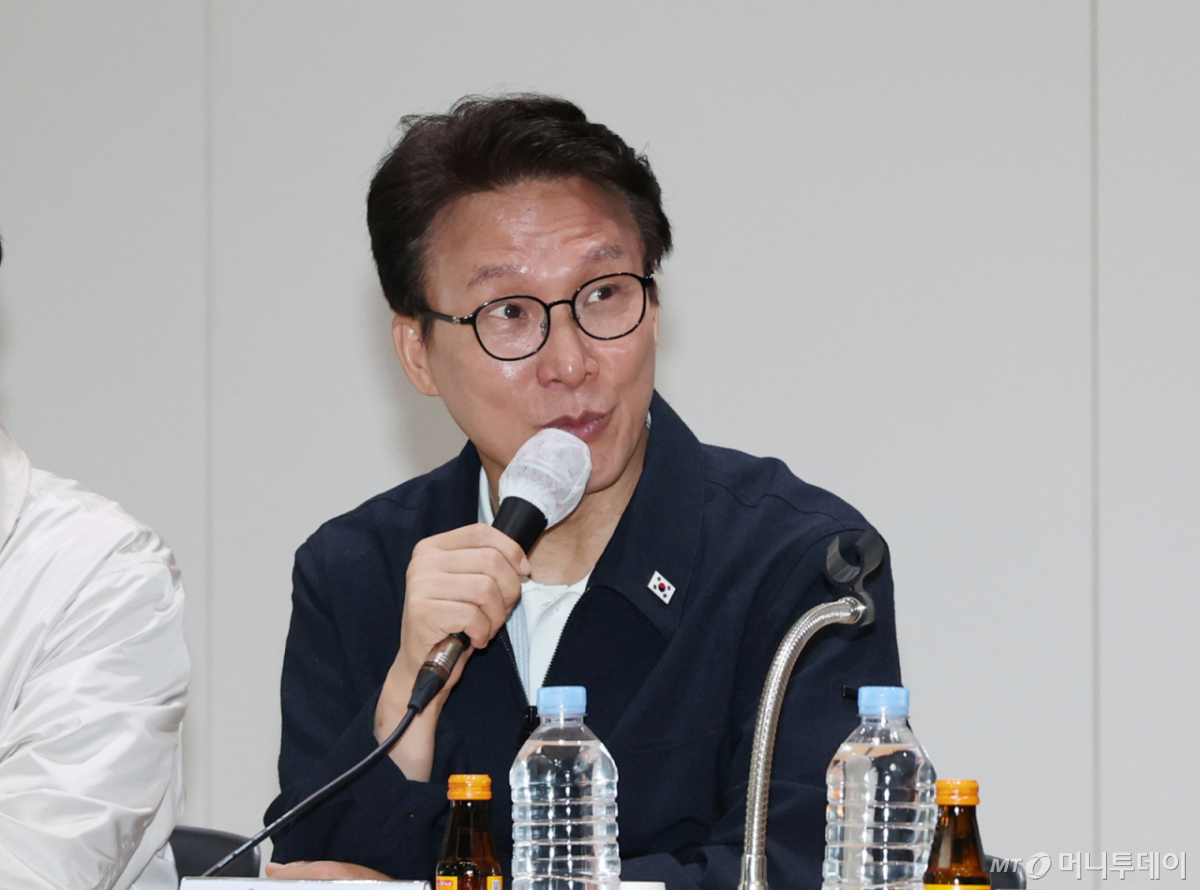 (안성=뉴스1) 김영운 기자 = 김민석 더불어민주당 대표가 8일 경기 안성시 미양면행정복지센터에서 열린 농업인 간담회에서 인사말을 하고 있다. 2026.10.8/뉴스1 Copyright © 뉴스1. All rights reserved. 무단 전재 및 재배포, AI학습 이용 금지. /사진=(안성=뉴스1) 김영운 기자