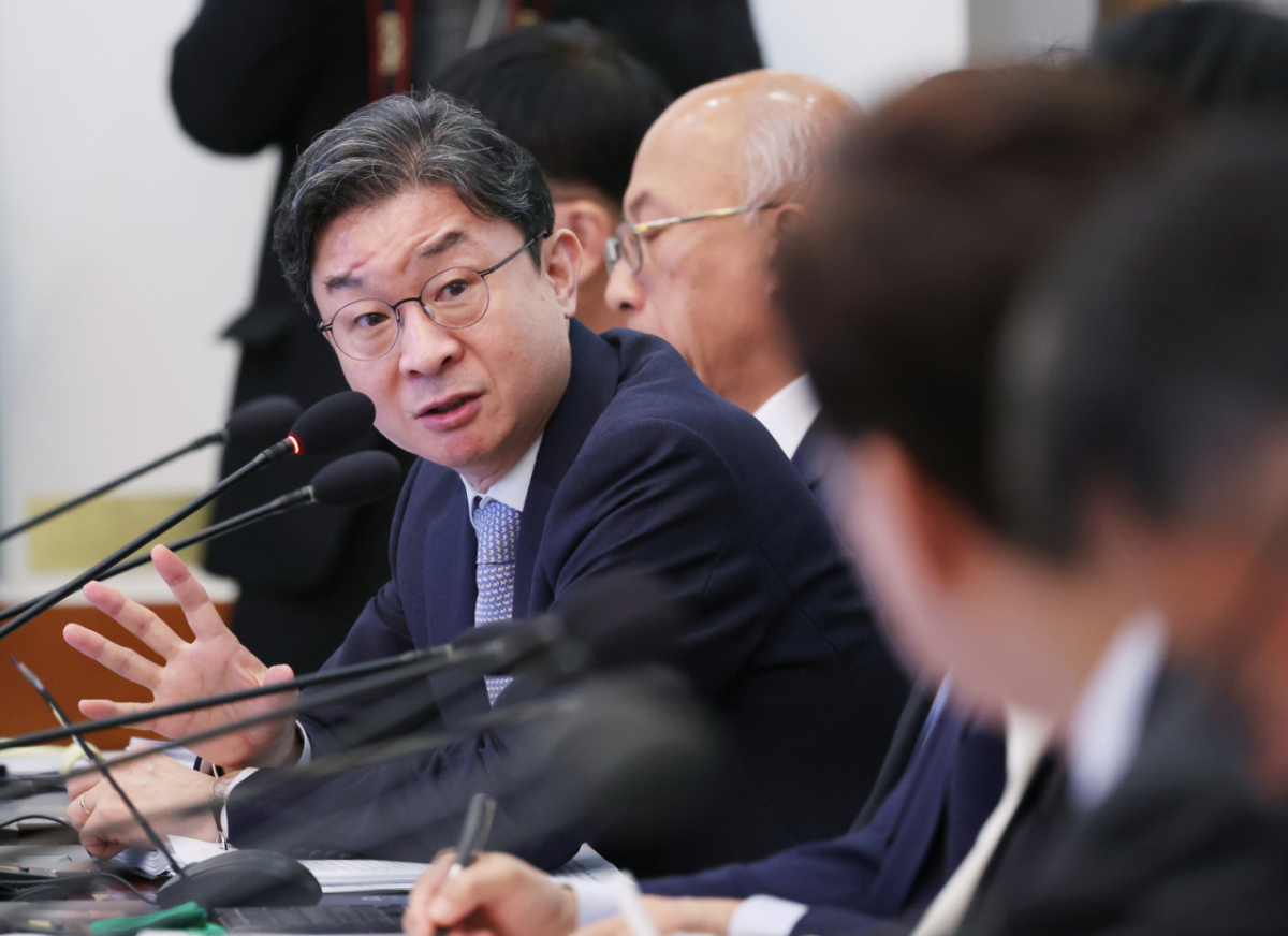이억원 금융위원장이 6일 청와대에서 열린 국무회의에서 이재명 대통령의 질의에 답하고 있다. /사진=뉴시스(청와대통신사진기자단)
