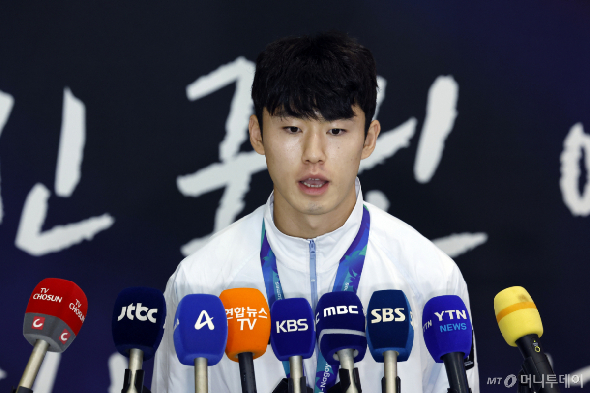 2026 아이치-나고야 아시안게임 남자축구 4연패를 만든 이민성호 이기혁이 4일 오후 인천국제공항을 통해 귀국해 취재진과 인터뷰를 하고 있다.  /사진=뉴스1