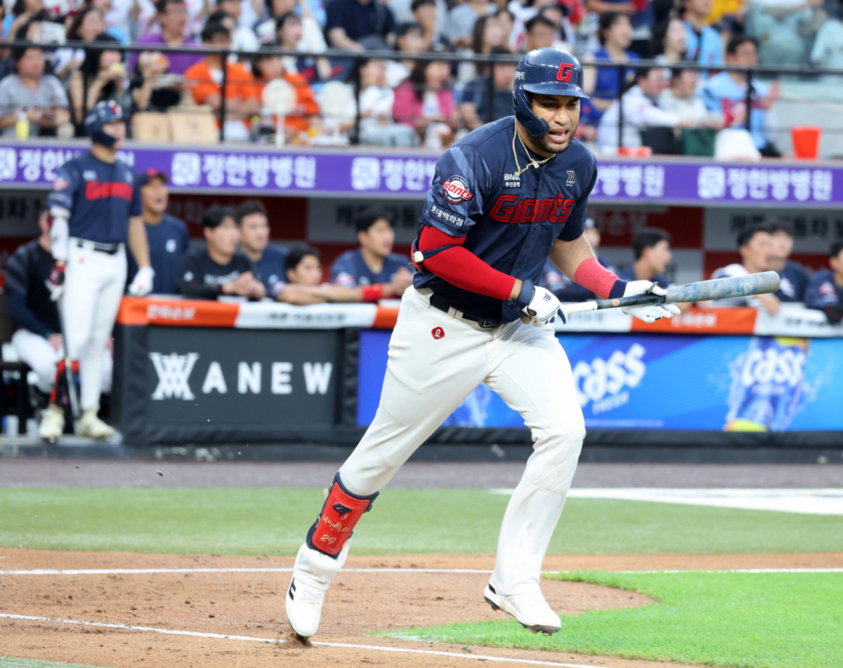 롯데 3번타자 레이예스가 28일 대전한화생명볼파크에서 열리는 2026KBO리그 한화이글스와 롯데자이언츠 경기 2회초  범타로 물러나고 있다.  2026.07.28.   롯데 3번타자 레이예스가 28일 대전한화생명볼파크에서 열리는 2026KBO리그 한화이글스와 롯데자이언츠 경기 2회초  범타로 물러나고 있다.  2026.07.28. /사진=강영조 cameratalks@