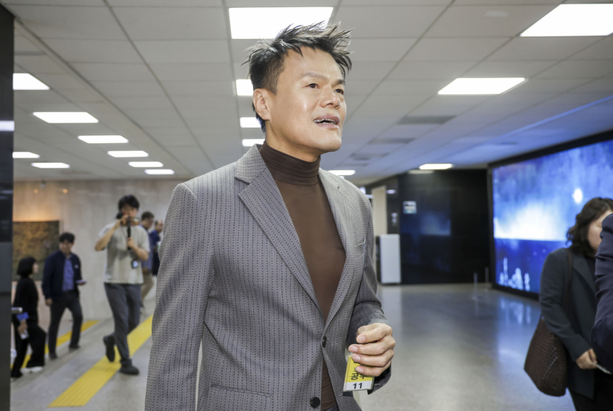 가수 겸 프로듀서 박진영이 국회 국정감사에 속이 비치는 상의를 입고 등장해 화제를 모으고 있다. 사진은 박 공동위원장이 지난 7일 서울 여의도 국회에서 열린 문화체육관광위원회 문체부 국정감사에 출석하기 위해 국회로 들어오고 있는 모습. /사진=뉴시스