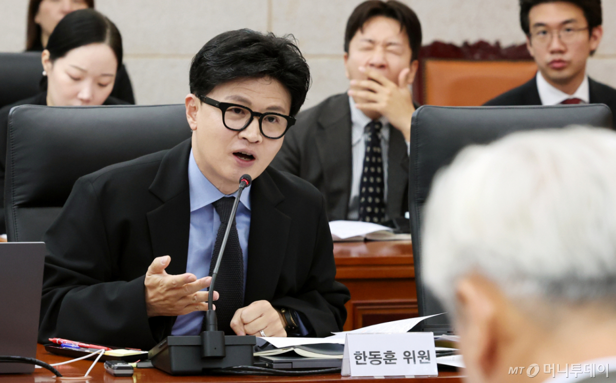 [서울=뉴시스] 박주성 기자 = 무소속 한동훈 의원이 7일 오전 서울 남북회담본부에서 열린 통일부, 북한이탈주민지원재단, 남북교류협력지원협회, 민주평화통일자문회의사무처 국정감사에서 정동영 통일부 장관에게 질의하고 있다. 2026.10.07. park7691@newsis.com