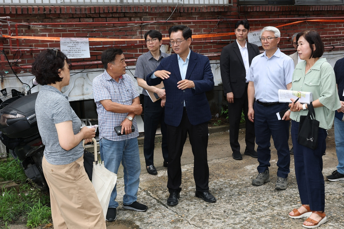 풍산동 연세빌라를 방문한 민경선 시장이 시민들과 대화를 나누고 있다. /사진제공=고양시