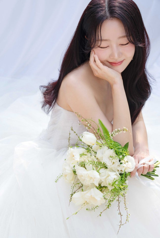 유정은 2014년부터 2021년까지 라붐 리더이자 메인보컬로 활동했으며, 2021년 9월 라붐을 탈퇴했다. 현재는 국방홍보원 '위문열차' 진행을 맡고 있다./사진=디씨엘이엔티