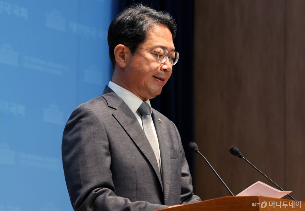 김승원 법무부 장관 후보자가 19일 서울 영등포구 여의도 국회 소통관에서 후보자직 사퇴 기자회견을 하고 있다. /사진=뉴스1