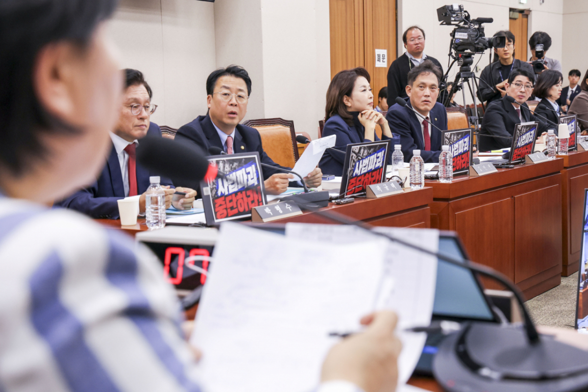국민의힘 소속 법사위원들이 지난 6일 서울 여의도 국회에서 열린 국회 법제사법위원회의 대법원 등 국정감사에서 김태규 의원의 질의와 관련해 서영교 위원장에게 항의하고 있다. /사진=뉴시스 /사진=정병혁