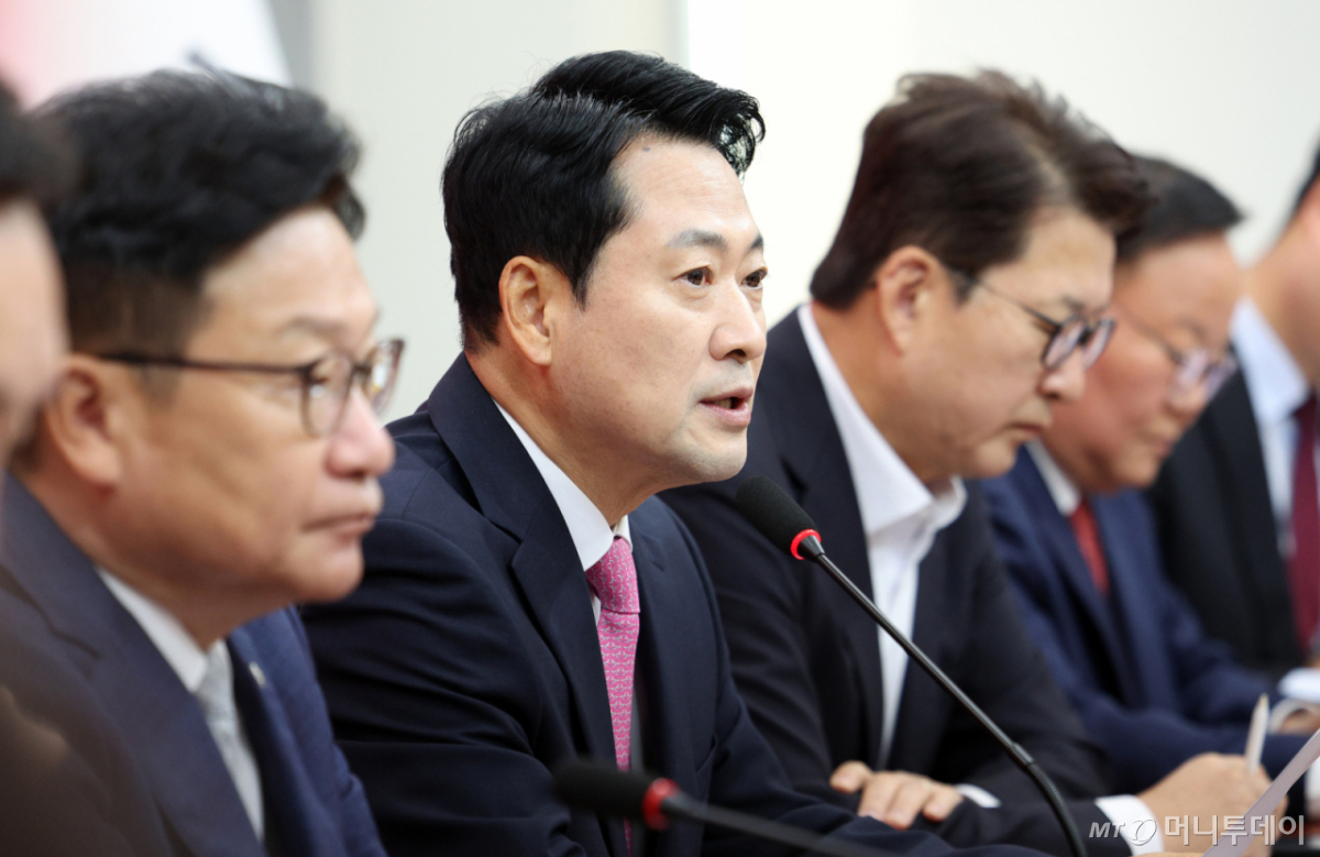 [서울=뉴시스] 고범준 기자 = 장동혁 국민의힘 대표가 8일 서울 여의도 국회에서 열린 최고위원회의에서 발언하고 있다. 2026.10.08. bjko@newsis.com /사진=고범준