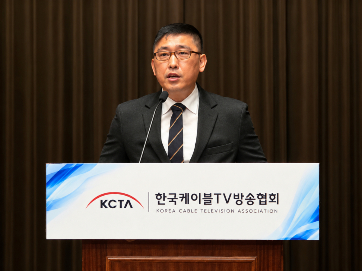 이재필 한국케이블TV방송기자협회장이 8일 서울 마포구 서울가든호텔에서 열린 기자간담회에서 이재명 대통령에게 보내는 공개서한을 대독하고 있다./사진=구자윤 기자