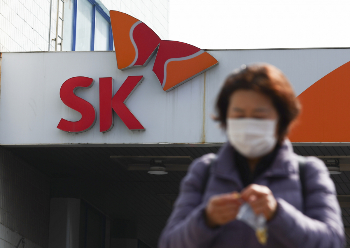 서울 시내의 한 SK에너지 주유소 앞으로 시민이 지나가고 있다 /사진=뉴시스