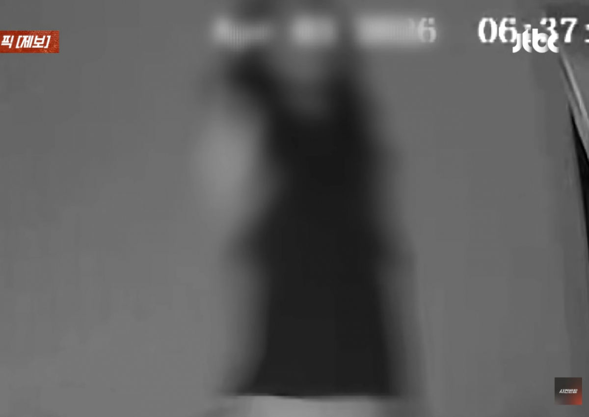 이혼한 전 부인이 거실 CCTV를 향해 가운뎃손가락을 들어 보이는 모습. /사진=JTBC '사건반장' 방송화면 캡처 