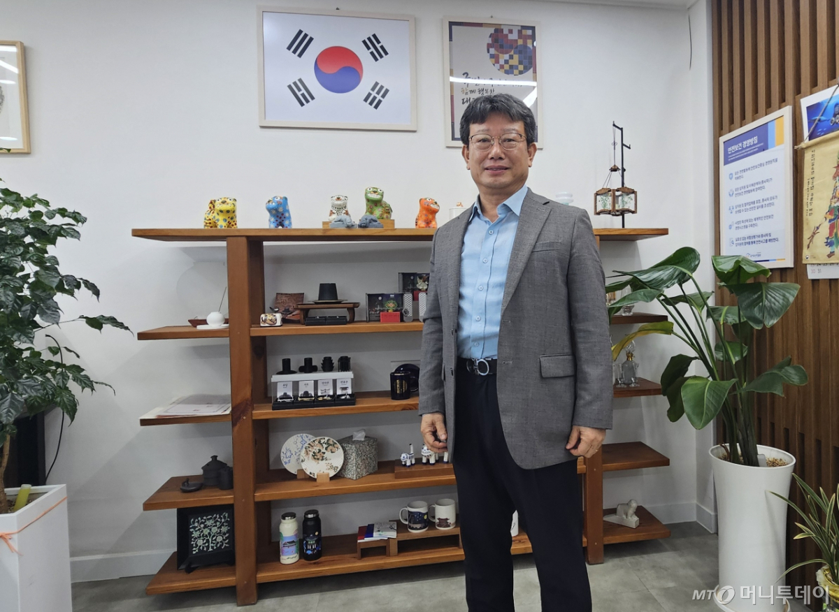 이귀영 국가유산진흥원장이 머니투데이와의 인터뷰에서 포즈를 취하는 모습. / 사진 = 오진영 기자