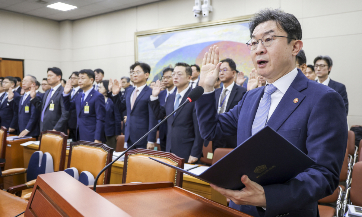 이억원 금융위원장이 8일 서울 여의도 국회에서 열린 국회 정무위원회의 금융위원회 등에 대한 국정감사에서 증인선서를 하고 있다. 뉴시스