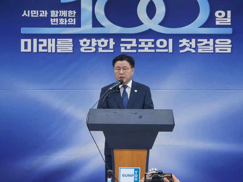 한대희 경기 군포시장이 8일 시청 별관에서 취임 100일 기자회견을 열고 민선9기 시정 계획을 설명하고 있다./사진=이민호기자