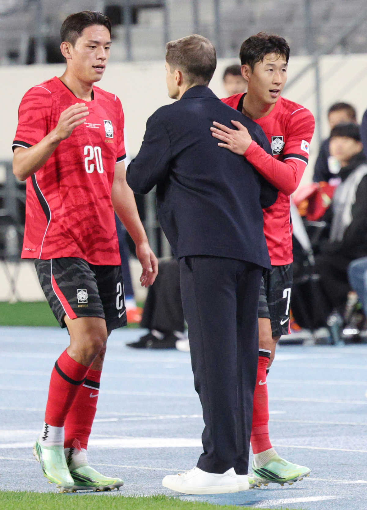 대한민국 축국구가대표팀이 6일 경기도 용인미르스타디움에서 우즈베키스탄과 친선경기를 열었다. 손흥민과 오세훈이 후반전에 교체되며 모레노 김독과 포옹하고 있다. /사진=김진경 대기자