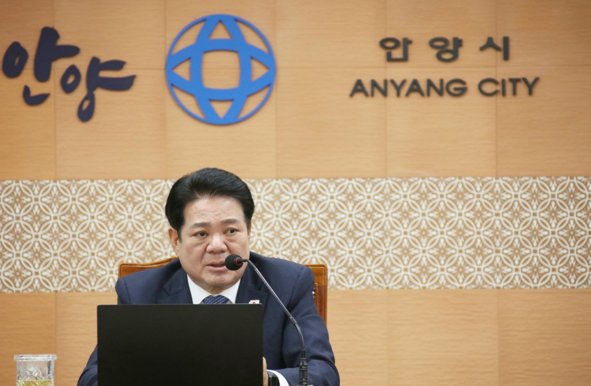 최대호 안양시장이 취임 100일인 8일 시청 회의실에서 간부회의를 주재하고 있다./사진제공=안양시