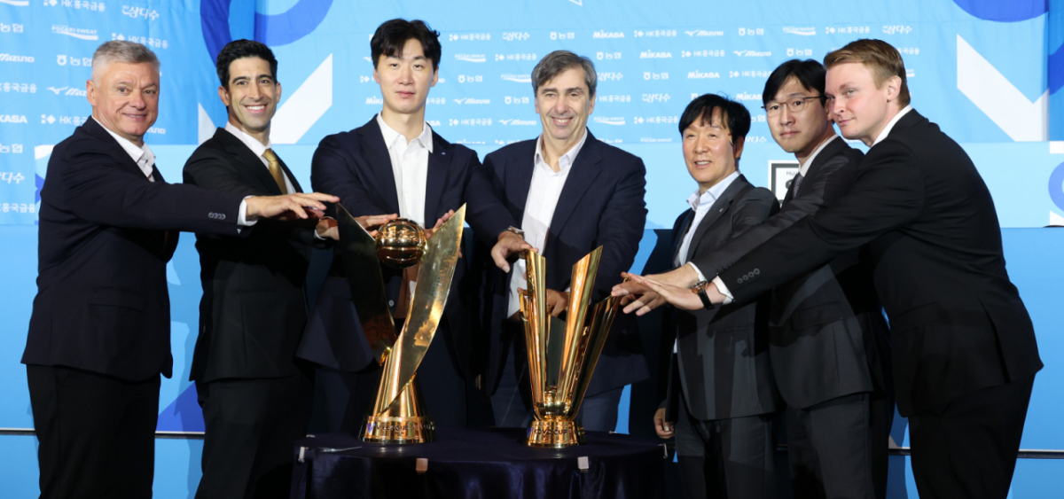 2026~2027시즌 프로배구 남자부 미디어데이가 8일서울 강남구 호텔리베라 청담에서 열렸다.  해난 달 감독(왼쪽)을 비롯한 7개 구단 감독들이 포즈를 취하고 있다. /사진=김진경 대기자