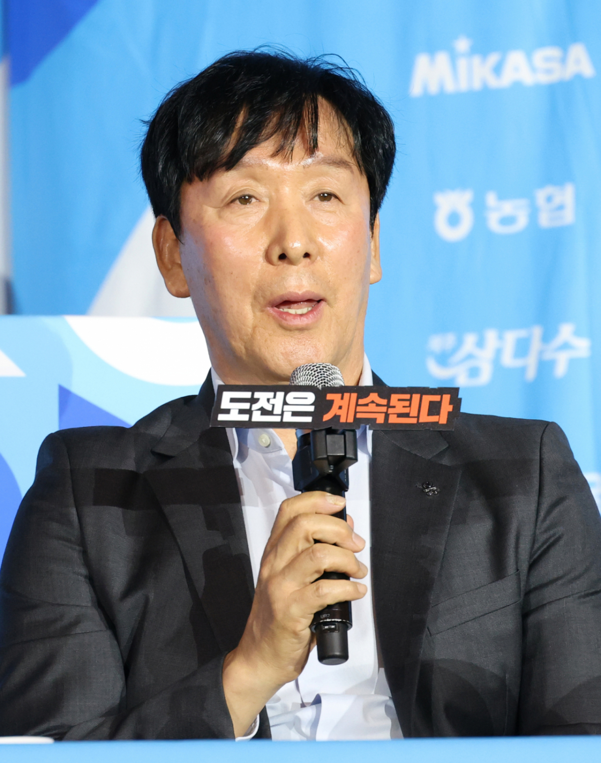 2026~2027시즌 프로배구 남자부 미디어데이가 8일서울 강남구 호텔리베라 청담에서 열렸다. 신영철 OK저축은행 감독이 출사표를 밝히고 있다. /사진=김진경 kim.jinkyung@