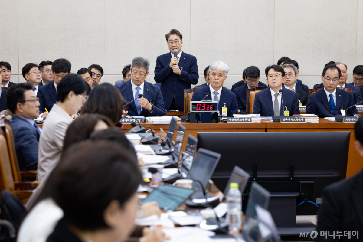 (서울=뉴스1) 유승관 기자 = 김원섭 충북대학교병원장이 8일 서울 여의도 국회에서 열린 보건복지위원회의 부산대학교병원 등 지방 국립대병원에 대한 국정감사에 출석해 의원 질의에 답하고 있다. 2026.10.8/뉴스1  Copyright © 뉴스1. All rights reserved. 무단 전재 및 재배포,  AI학습 이용 금지. /사진=(서울=뉴스1) 유승관 기자