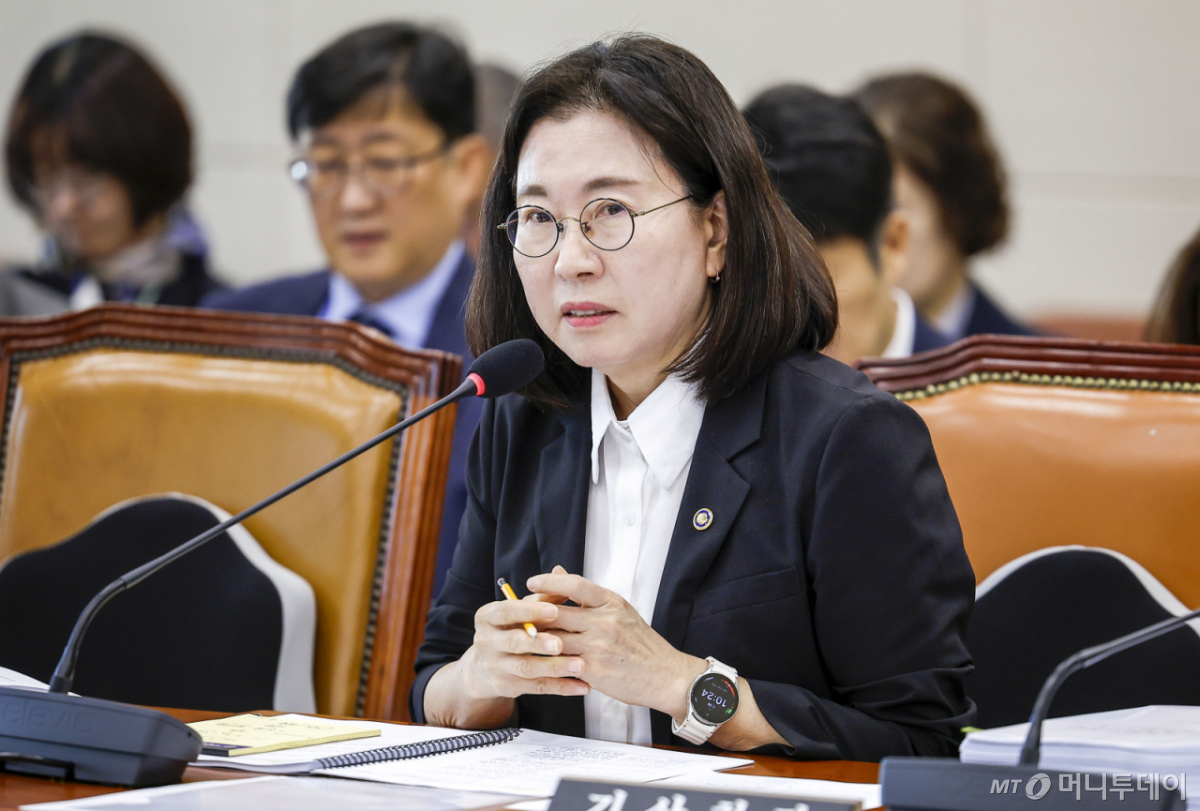 [서울=뉴시스] 정병혁 기자 = 이미선 기상청장이 8일 서울 여의도 국회에서 열린 국회 기후환경노동위원회의 기상청에 대한 국정감사에서 질문에 답하고 있다. 2026.10.08. jhope@newsis.com /사진=정병혁