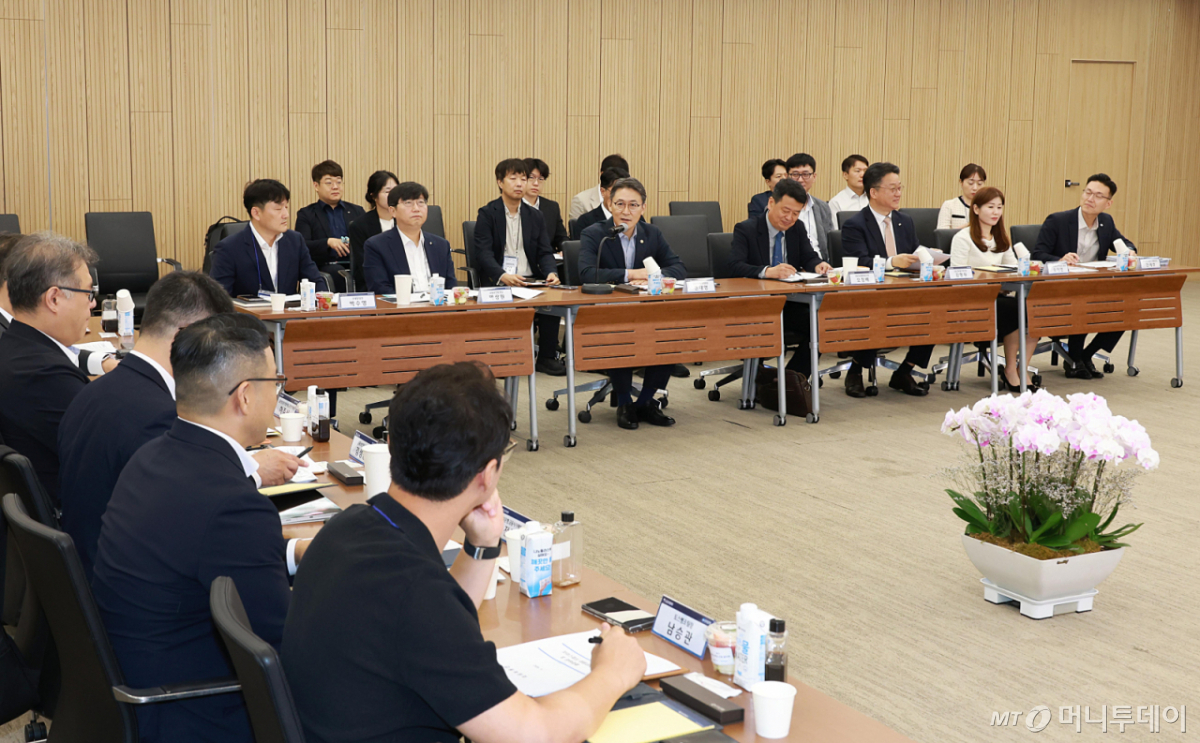 (서울=뉴스1) = 권대영 금융위원회 부위원장이 20일 오전 서울 중구 우리은행 본점에서 열린 제2차 보이스피싱 근절 협의회에서 대응 관련 향후 과제 등을 논의하고 있다. (금융위원회 제공. 재판매 및 DB금지) 2026.8.20/뉴스1  Copyright © 뉴스1. All rights reserved. 무단 전재 및 재배포,  AI학습 이용 금지. /사진=(서울=뉴스1)