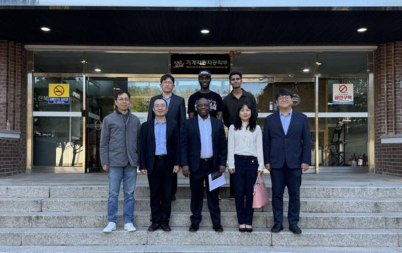 제임스 은주구나 영국 로버트고든대학교 교수가 국립군산대를 방문하며 관계자들과 기념촬영을 하고 있다./사진제공=군산대