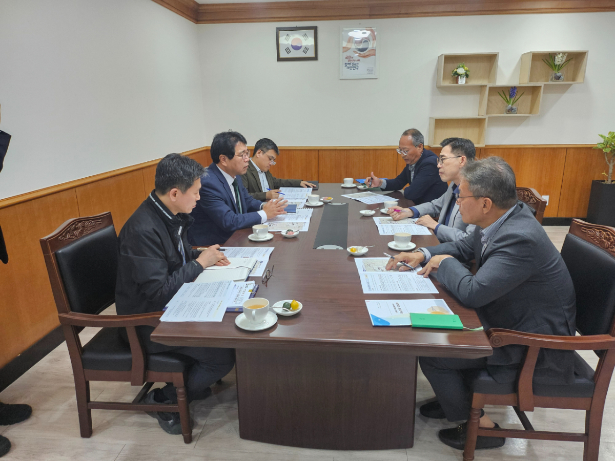 최원용 시장이 지난 7일 경기도 대중교통 관련 부서를 찾아 버스 확충·노선 개편을 건의했다./사진제공=평택시