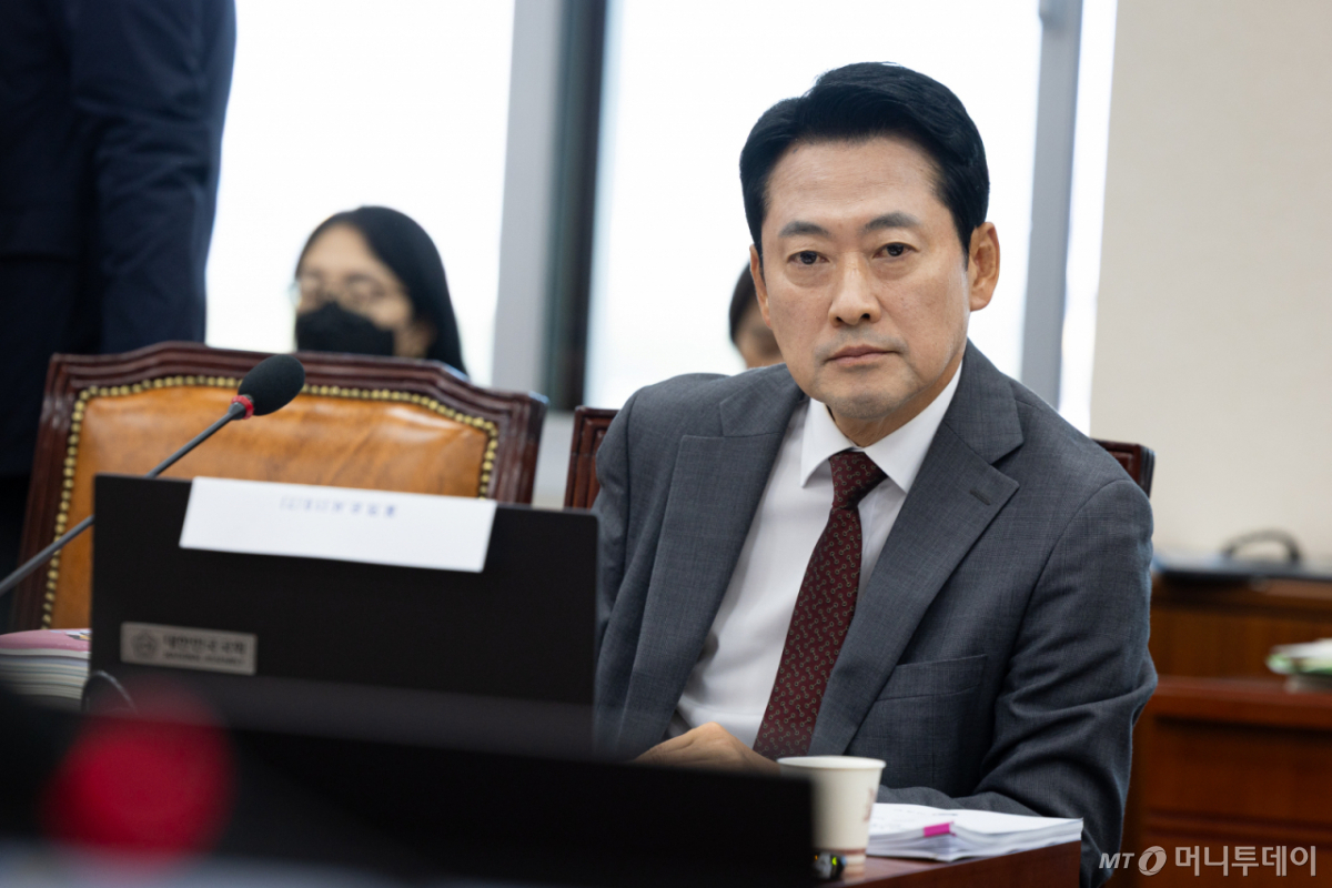 (서울=뉴스1) 유승관 기자 = 장동혁 국민의힘 대표가 7일 서울 여의도 국회에서 열린 교육위원회의 교육부 등에 대한 국정감사에서 백승아 더불어민주당 의원의 영화 '암살자(들)' 관련 발언을 지켜보고 있다. 2026.10.7/뉴스1 Copyright © 뉴스1. All rights reserved. 무단 전재 및 재배포, AI학습 이용 금지. /사진=(서울=뉴스1) 유승관 기자