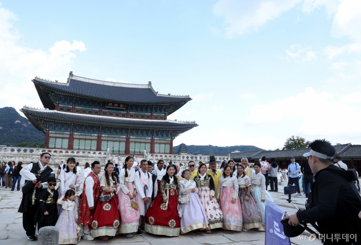 [서울=뉴시스] 조성봉 기자 = 만연한 가을날씨를 보인 5일 서울 종로구 경복궁에서 외국인 관광객들이 기념 촬영을 하고 있다.2026.10.05 /사진=