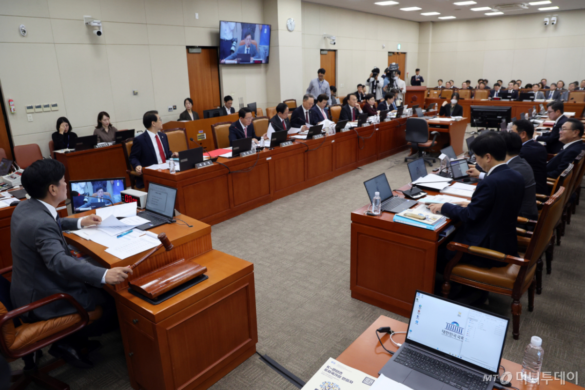 (서울=뉴스1) 황기선 기자 = 조승래 재경위원장이 8일 서울 여의도 국회 재정경제기획위원회에서 열린 기획예산처에 대한 국정감사에서 의사봉을 두드리고 있다. 2026.10.8/뉴스1 Copyright © 뉴스1. All rights reserved. 무단 전재 및 재배포, AI학습 이용 금지. /사진=(서울=뉴스1) 황기선 기자