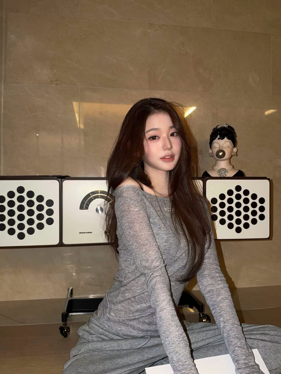 The sight of IVE member Jang Won-young installing a high-end audio system worth over 30 million won in the luxury villa she purchased for 13.7 billion won has drawn attention. /Photo=Compiled from social media