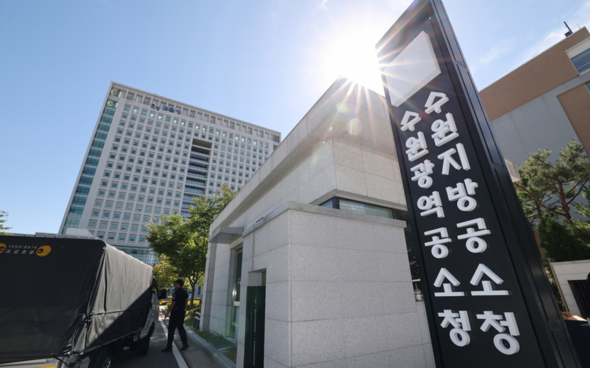 자신이 근무하던 주점 사장으로부터 성폭행을 당했다고 신고한 10대 여성이 경찰의 불송치 결정 이후 생을 마감한 사건 관련 공소청이 보완수사를 거쳐 주점 사장의 혐의가 인정된다고 보고 그를 재판에 넘겼다./사진=뉴시스