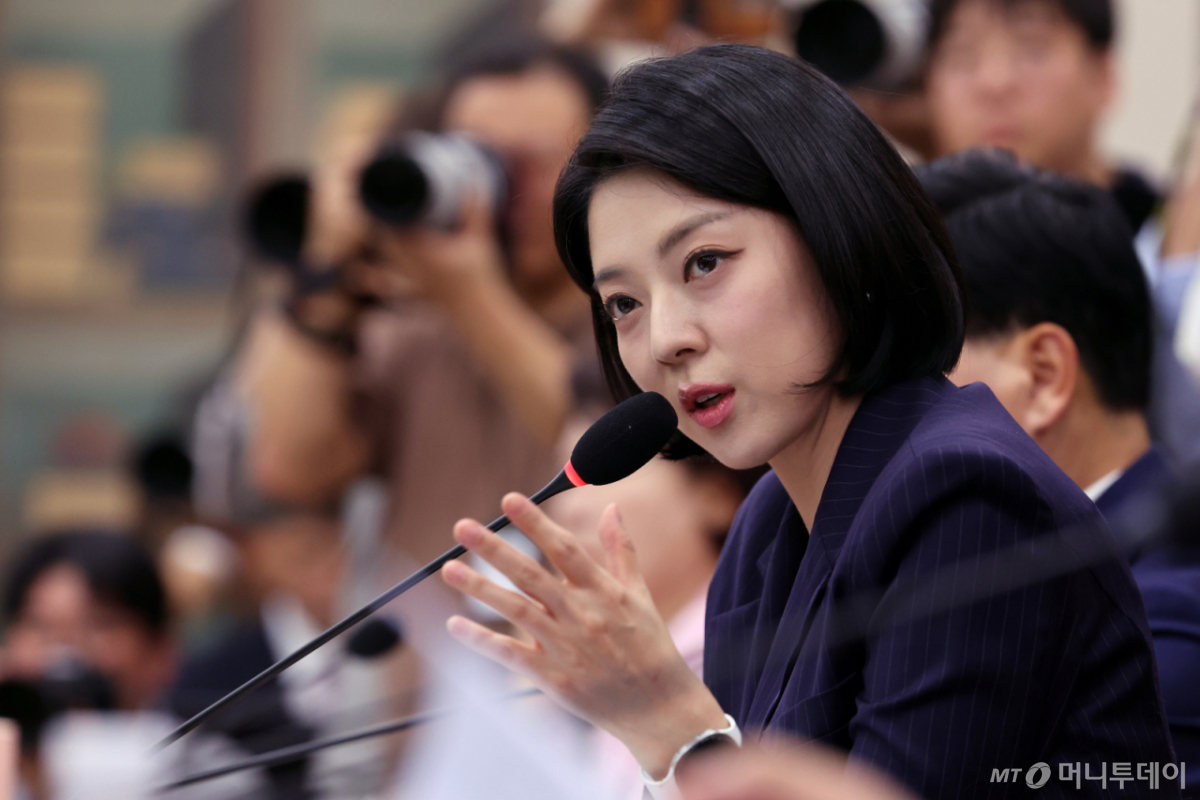 (서울=뉴스1) 황기선 기자 = 배현진 국민의힘 의원이  7일 서울 여의도 국회 문화체육관광위원회에서 열린 문화체육관광부에 대한 국정감사에서 증인으로 출석한 박진영 대중문화교류위원회 공동위원장에게 질의를 하고 있다. 2026.10.7/뉴스1  Copyright © 뉴스1. All rights reserved. 무단 전재 및 재배포,  AI학습 이용 금지. /사진=(서울=뉴스1) 황기선 기자